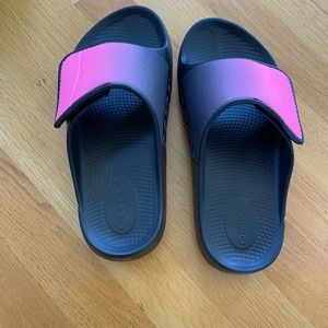Oofos Sport Flex Slide - Black/Pink size 9. Brand new in box.